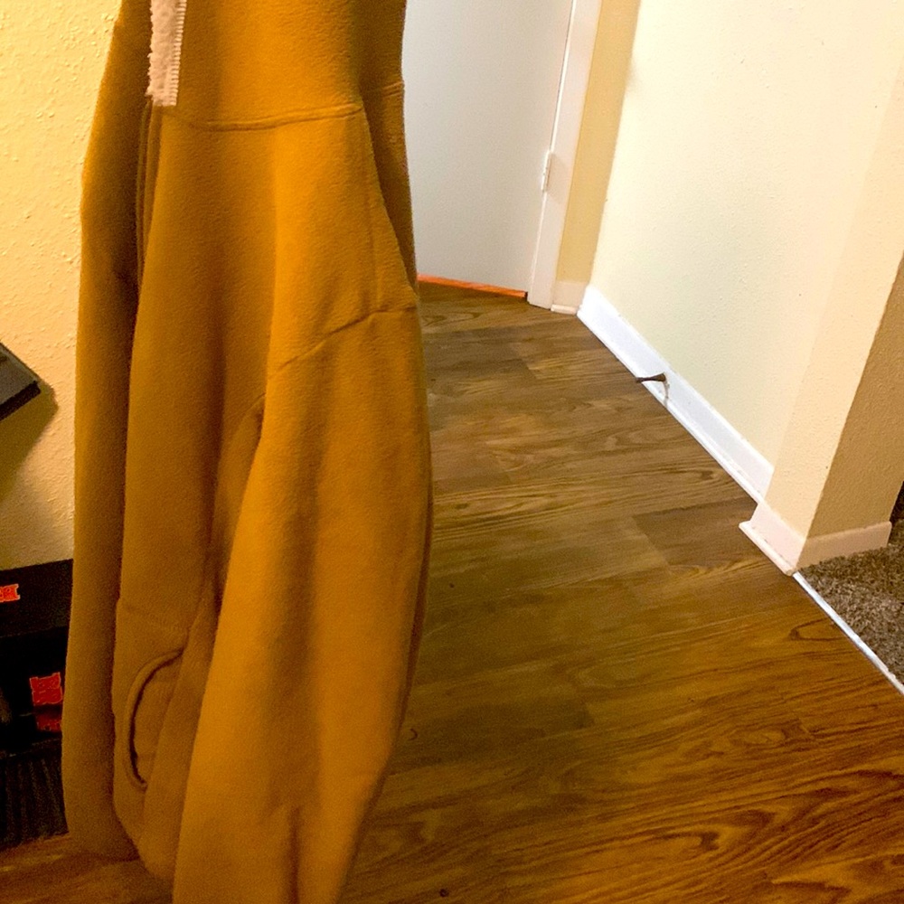 I’m selling this brown leather jacket cause ion want it